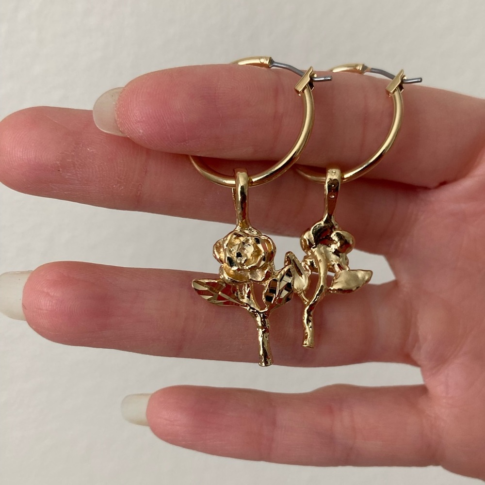 New Vanessa Mooney gold little rose hoops earrings - Picture 6 of 9